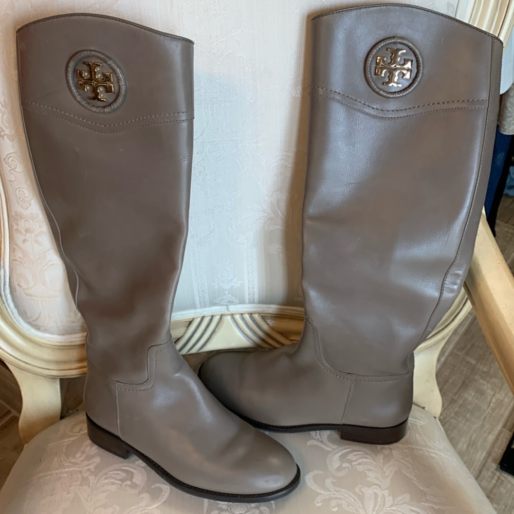 TORI BURCH  SIZE 5 1/2 perfect condition color taupe with gold Tori Burch emblem